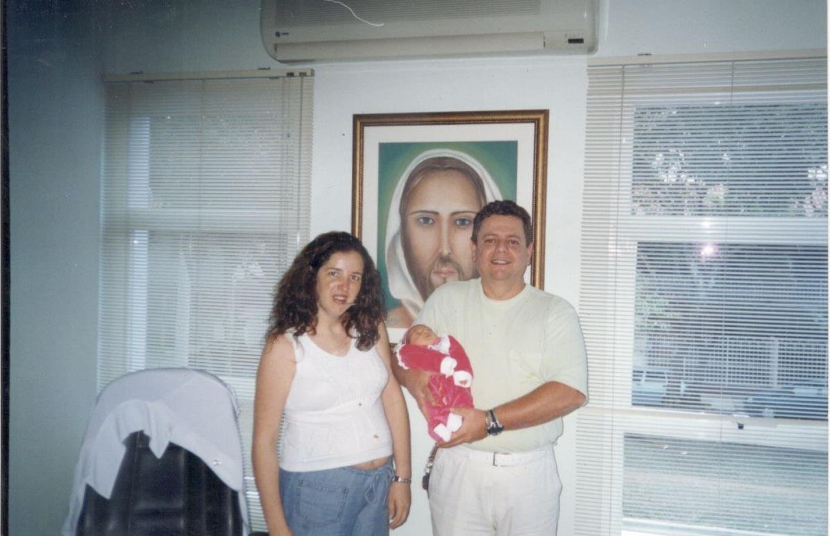 Dr. Antônio com família e recém-nascida no consultório
