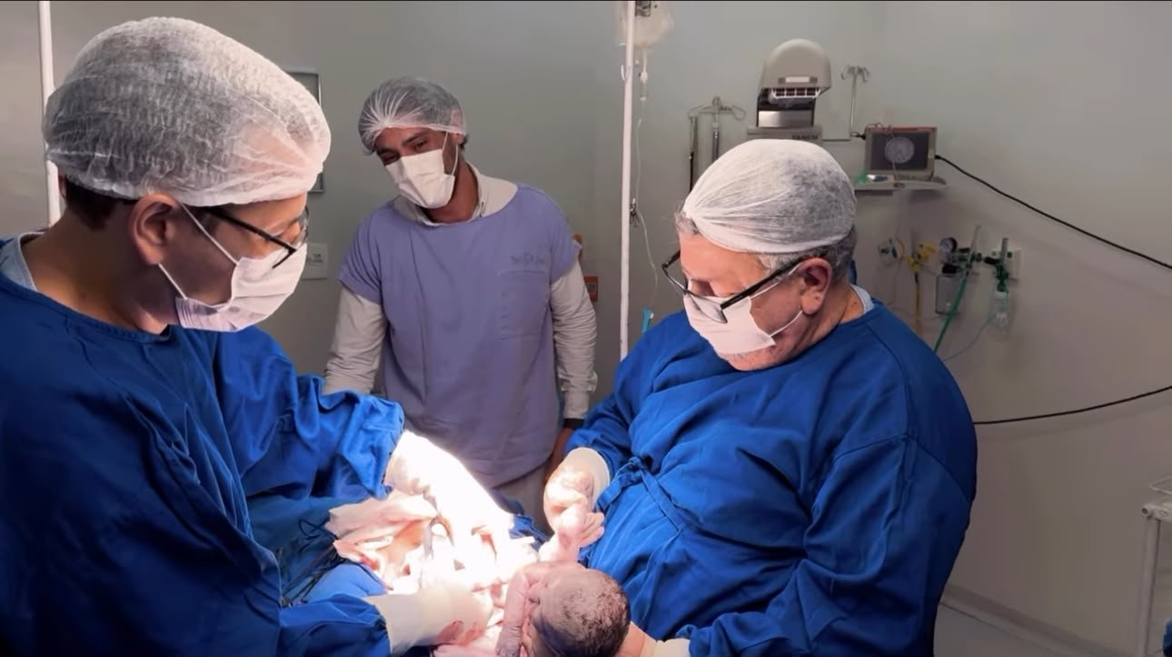 Dr. Antônio e equipe recebendo recém-nascido na sala de parto