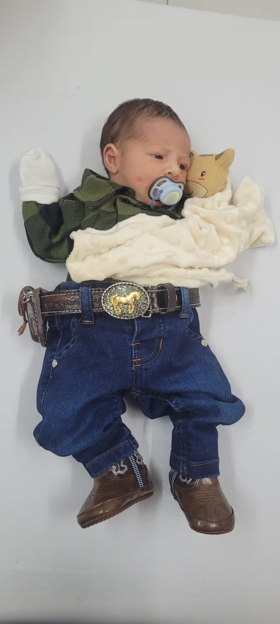 Recém-nascido vestido de cowboy após o nascimento