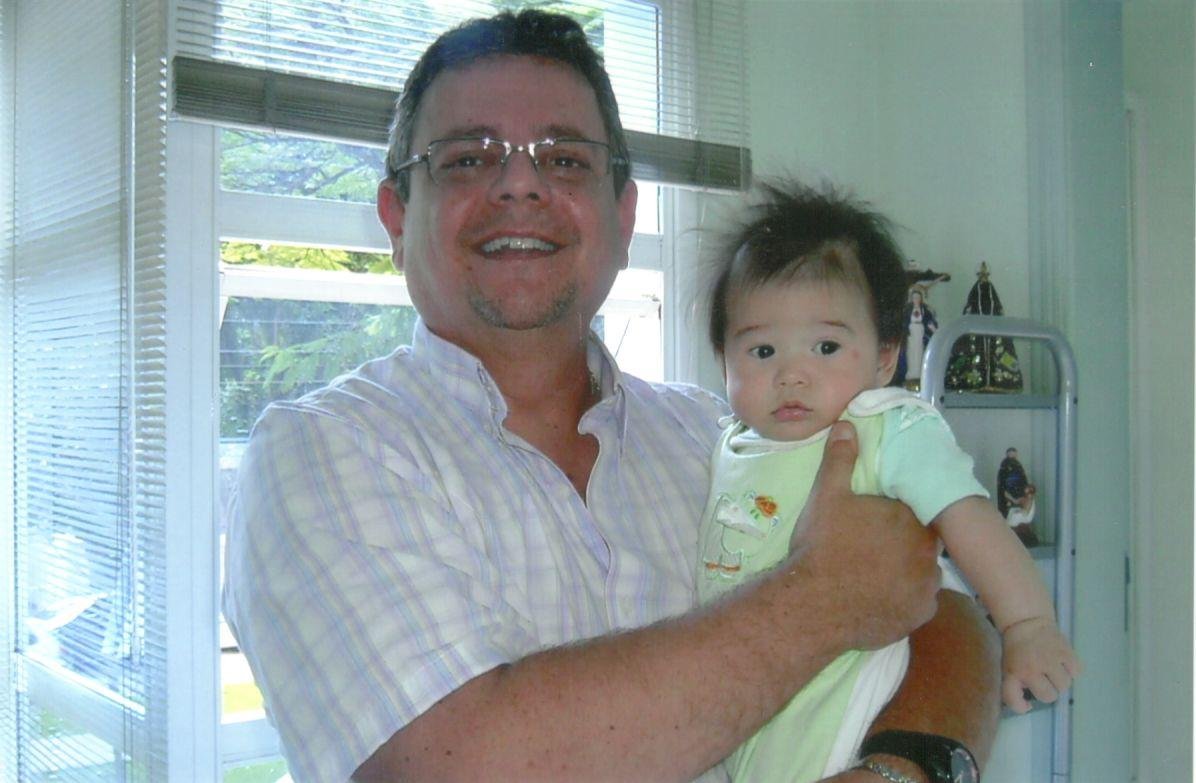 Dr. Antônio com bebê no consultório